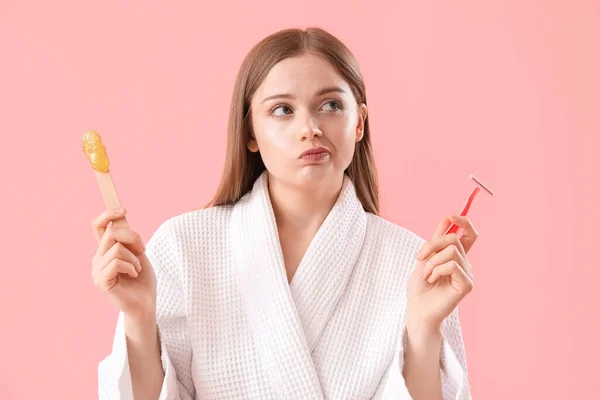 Bedachtzame Jonge Vrouw Kiezen Tussen Scheren Suikers Roze Achtergrond — Stockfoto