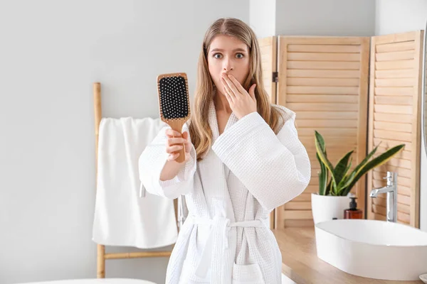 Şok Olmuş Genç Bir Kadın Saç Dökülmesi Banyoda Fırçalama Sorunu — Stok fotoğraf