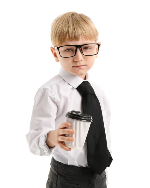 白い背景にコーヒーのカップを持つ面白い小さなビジネスマン — ストック写真
