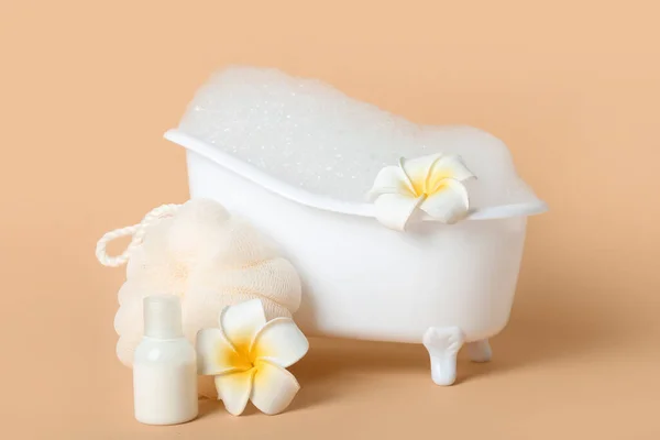 Small Bathtub Foam Flowers Sponge Bottle Cosmetic Product Color Background — Stock Photo, Image