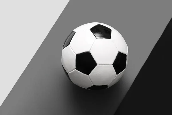 灰色の背景にサッカーボール — ストック写真