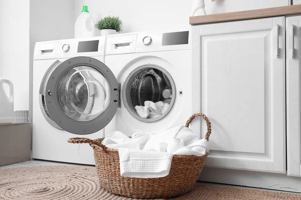 Moderna Tvättmaskiner Med Smutsiga Kläder Tvättstugan — Stockfoto