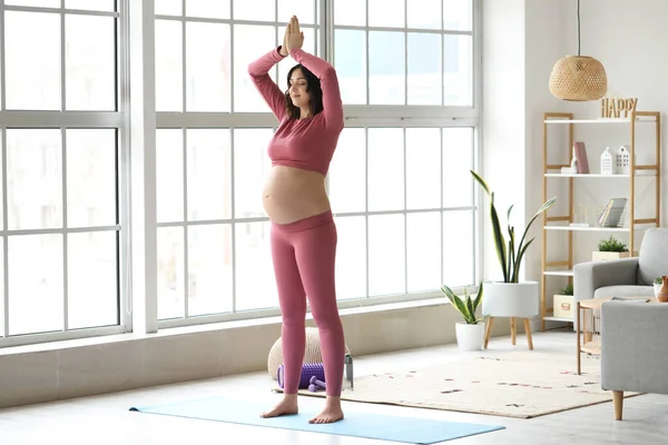 Sporty Pregnant Woman Meditating Home — Stock Photo, Image