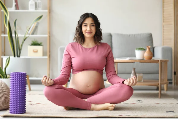 Deportiva Embarazada Meditando Casa —  Fotos de Stock