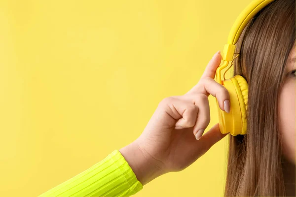 Mujer Joven Con Auriculares Escuchando Música Sobre Fondo Amarillo —  Fotos de Stock