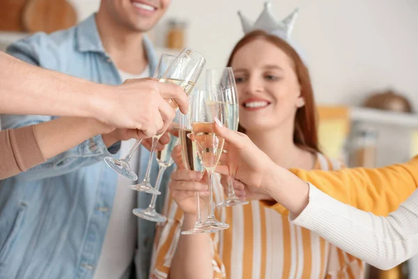 Grupo Jovens Amigos Com Copos Champanhe Celebrando Aniversário Cozinha Close — Fotografia de Stock