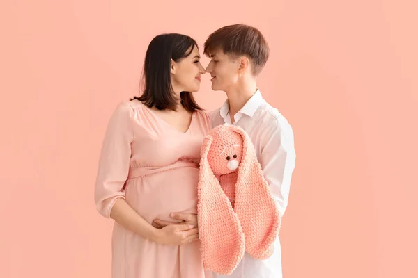 Young Pregnant Couple Toy Bunny Pink Background — Stock Photo, Image