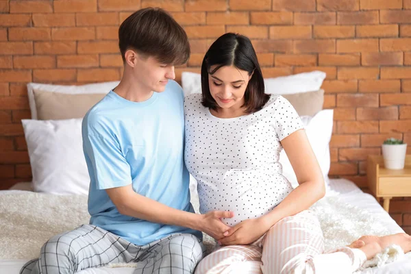 Joven Pareja Embarazada Sentada Dormitorio — Foto de Stock