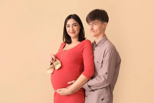 Young Pregnant Couple Baby Booties Beige Background — Stock Photo, Image