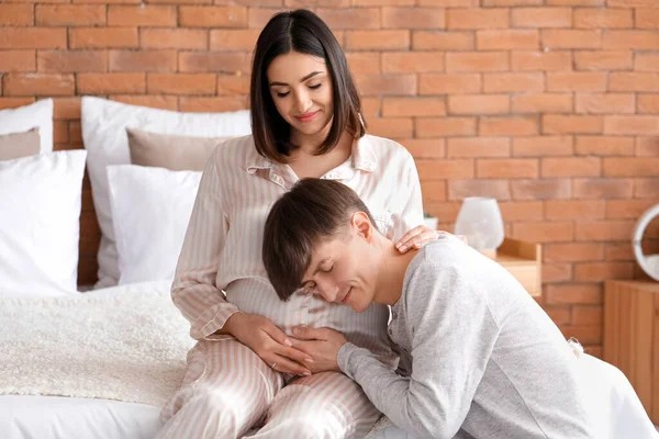 Junges Schwangeres Paar Sitzt Schlafzimmer — Stockfoto