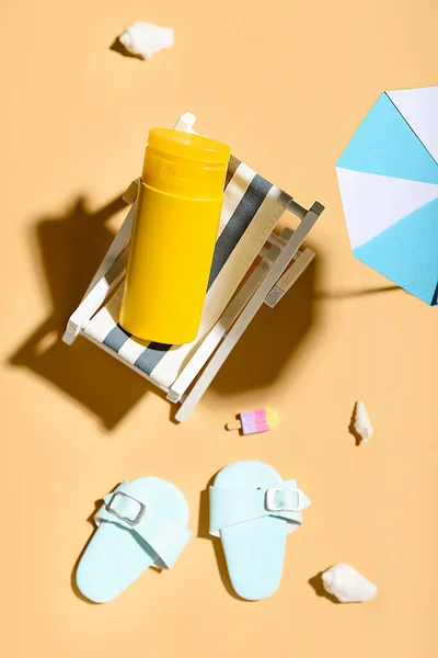 Composición Creativa Con Tumbona Miniatura Paraguas Protector Solar Sobre Fondo —  Fotos de Stock