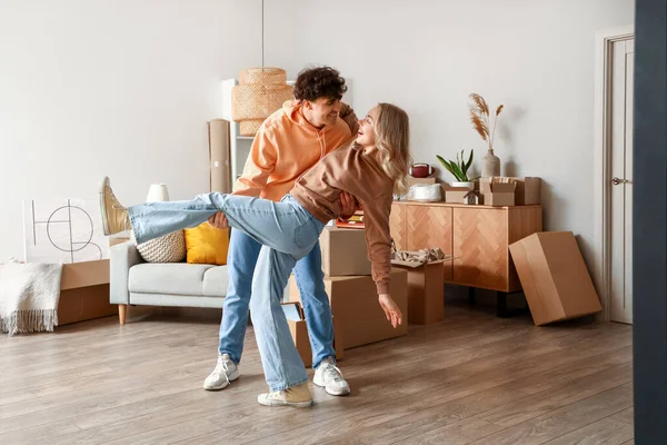 Tineri Cuplu Dansând Cameră Mișcare — Fotografie, imagine de stoc