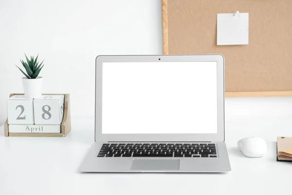 Laptop Moderno Com Tela Branco Mesa Escritório — Fotografia de Stock