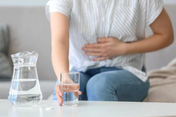 Mujer Joven Tomando Vaso Agua Con Tabletas Solubles Casa Primer — Foto de Stock