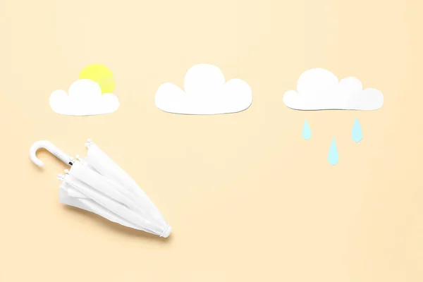 Зонтик Бумажными Облаками Солнцем Капельками Бежевом Фоне Концепция Прогноза Погоды — стоковое фото