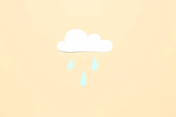 Papierwolke Mit Regentropfen Auf Beigem Hintergrund Wettervorhersagekonzept — Stockfoto