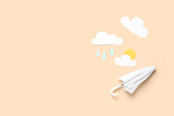 Regenschirm Mit Papierwolken Sonne Und Tropfen Auf Beigem Hintergrund Wettervorhersagekonzept — Stockfoto