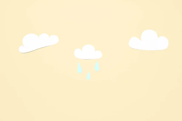 Papierwolken Mit Regentropfen Auf Beigem Hintergrund Wettervorhersagekonzept — Stockfoto