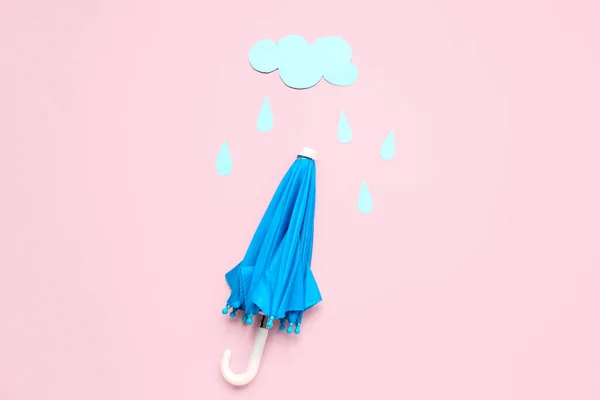 紙の雲と雨の傘はピンクの背景に落ちます 気象予報の概念 — ストック写真