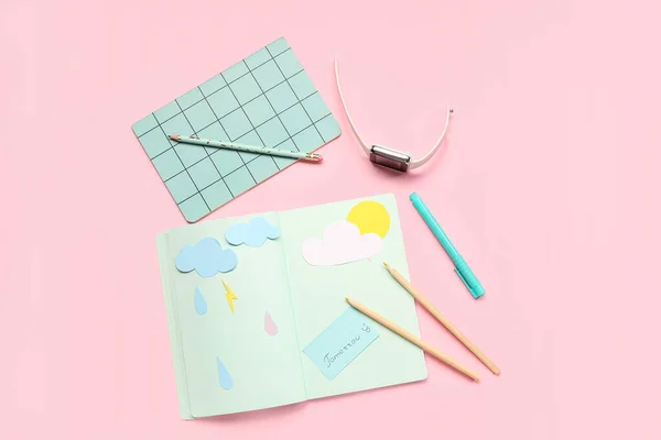 带有单词Tomorrow的笔记本 铅笔和粉色背景的智能图片集 天气预报概念 — 图库照片