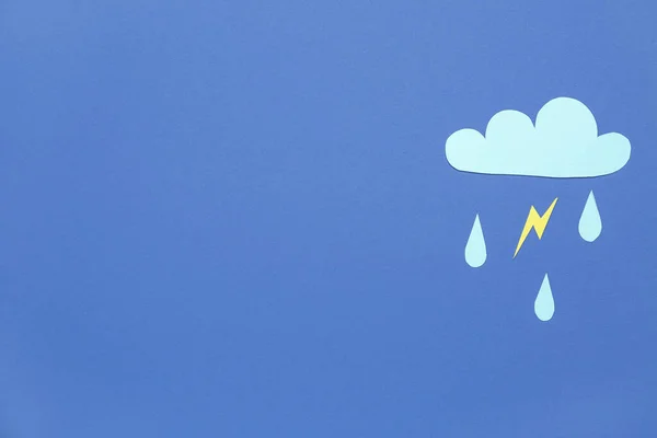 蓝底上有雨滴和闪电的纸云 天气预报概念 — 图库照片