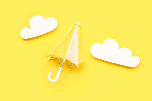 Парасолька Паперовими Хмарами Жовтому Тлі Концепція Прогнозу Погоди — стокове фото