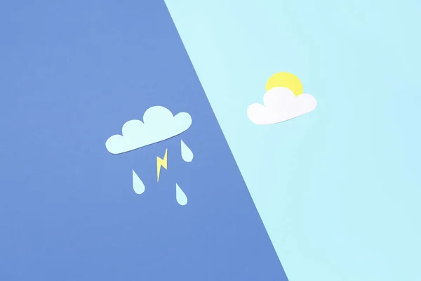 Papierwolken Mit Regentropfen Blitz Und Sonne Auf Blauem Hintergrund Wettervorhersagekonzept — Stockfoto