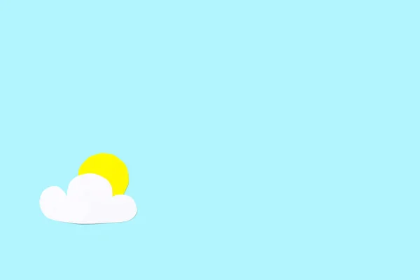 Sol Papel Com Nuvem Fundo Azul Conceito Previsão Meteorológica — Fotografia de Stock