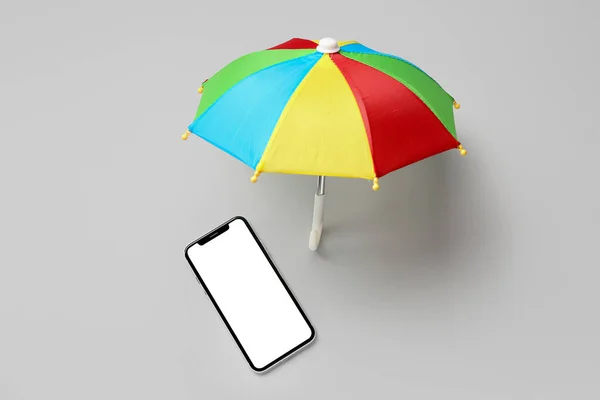 Gri Arka Planda Şemsiyesi Olan Cep Telefonu Hava Tahmini Kavramı — Stok fotoğraf