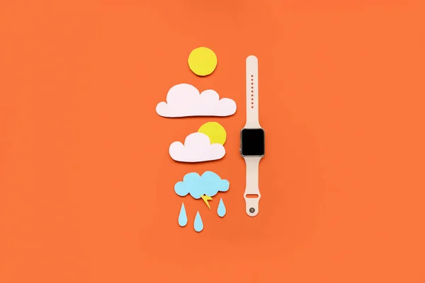 Smartwatch Mit Papierwolken Sonne Und Regentropfen Auf Rotem Hintergrund Wettervorhersagekonzept — Stockfoto