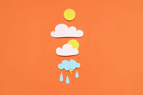 Бумажное Солнце Облаками Капли Дождя Красном Фоне Концепция Прогноза Погоды — стоковое фото