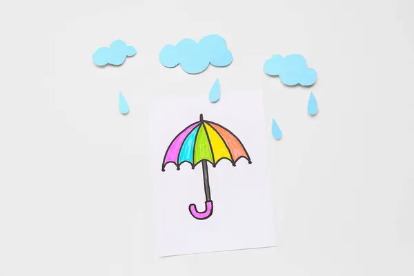 Σχεδιασμένη Ομπρέλα Χάρτινα Σύννεφα Και Σταγόνες Βροχής Λευκό Φόντο Έννοια — Φωτογραφία Αρχείου