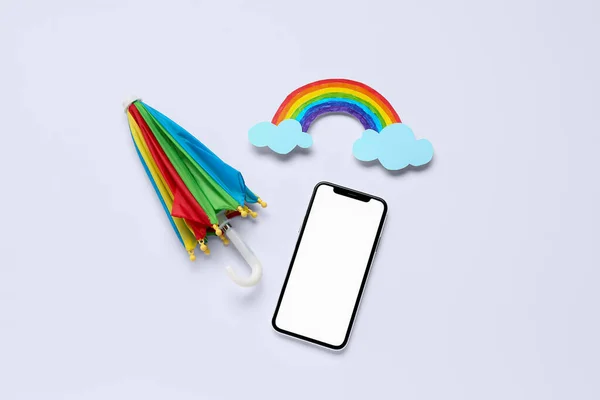 Şemsiyeli Cep Telefonu Beyaz Arka Planda Kağıt Gökkuşağı Hava Tahmini — Stok fotoğraf