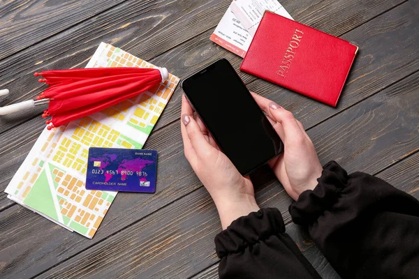 Kobieta Telefonem Komórkowym Paszportem Kartą Kredytową Parasolem Drewnianym Tle Koncepcja — Zdjęcie stockowe