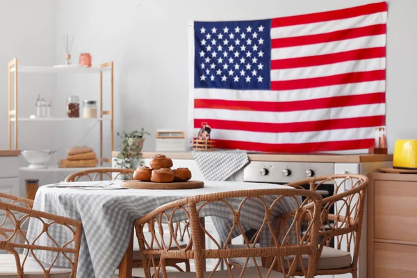 Interior Elegante Cocina Con Colgante Bandera Sabrosos Bollos Mesa — Foto de Stock