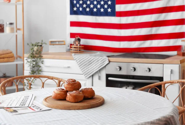 Colgando Bandera Sabrosos Bollos Mesa Cocina — Foto de Stock