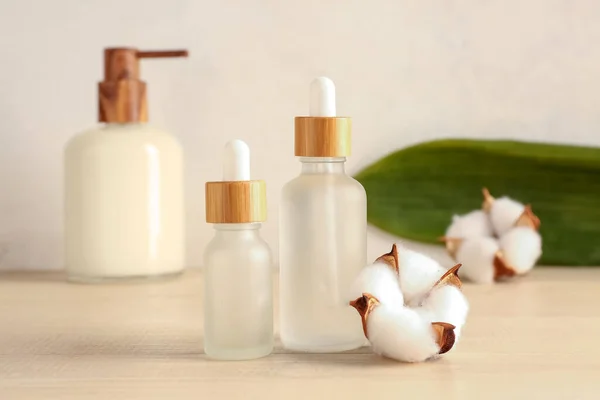 Bottles Essential Oil Cotton Flowers Wooden Background — Stock Photo, Image