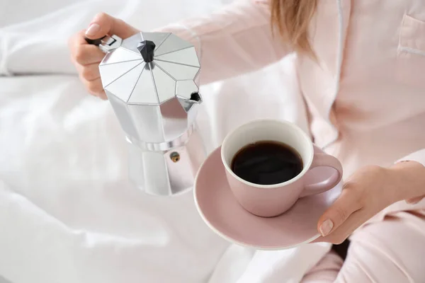 Kobieta Trzyma Gejzer Ekspres Kawy Filiżankę Espresso Łóżku — Zdjęcie stockowe