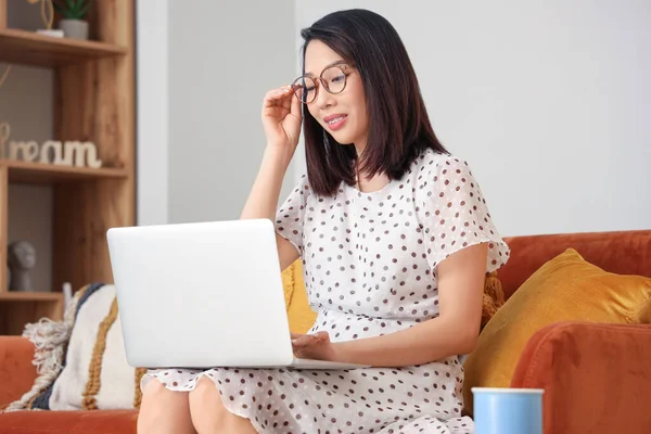 Beautiful Asian Woman Stylish Eyeglasses Using Laptop Home — Stock Photo, Image