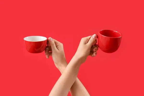 Weibliche Hände Mit Tassen Auf Rotem Hintergrund — Stockfoto