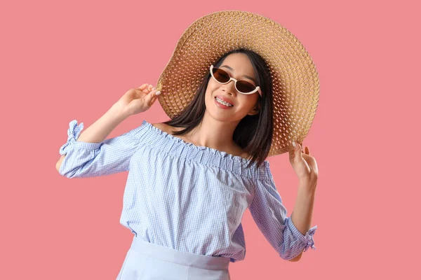Hermosa Mujer Asiática Gafas Sol Con Estilo Sobre Fondo Rosa —  Fotos de Stock