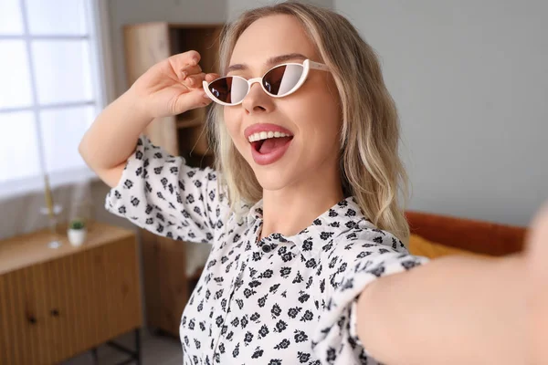 Jovem Mulher Óculos Sol Elegantes Tomando Selfie Casa Close — Fotografia de Stock