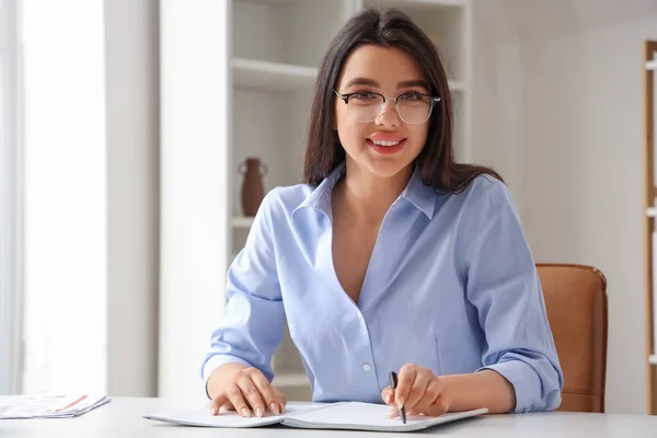 Schöne Junge Frau Trägt Brille Während Sie Büro Arbeitet — Stockfoto