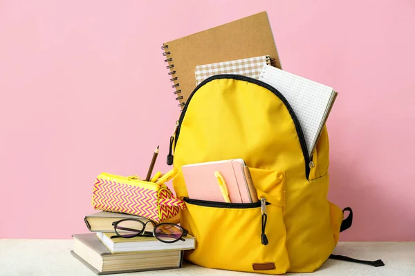 Mochila Escolar Amarilla Con Cuadernos Anteojos Estuche Lápiz Mesa Grunge — Foto de Stock