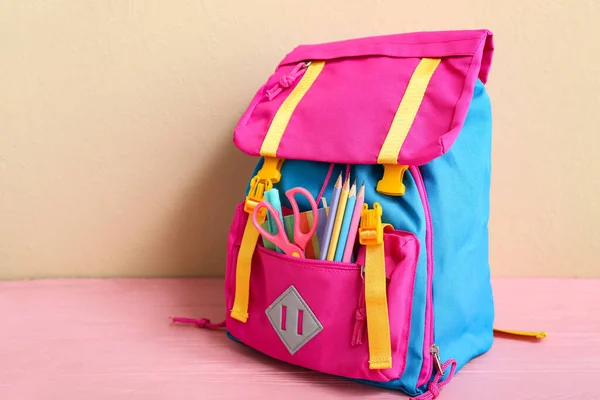 Mochila Escolar Color Con Tijeras Lápices Cuaderno Mesa Rosa Madera — Foto de Stock