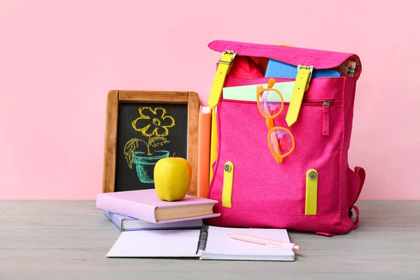 Pinkfarbener Schulrucksack Mit Büchern Kreidezeichnung Blume Und Apfel Auf Grauem — Stockfoto