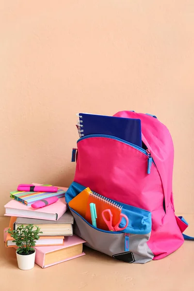 Farbiger Schulrucksack Mit Büchern Zimmerpflanzen Und Filzstiften Auf Dem Tisch — Stockfoto