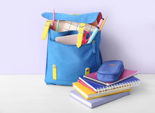 Blauer Schulrucksack Mit Büchern Mäppchen Und Filzstiften Auf Weißem Holztisch — Stockfoto