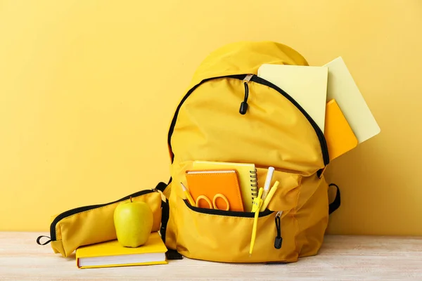 Mochila Escolar Amarilla Con Cuadernos Manzana Tijeras Mesa Madera Cerca — Foto de Stock