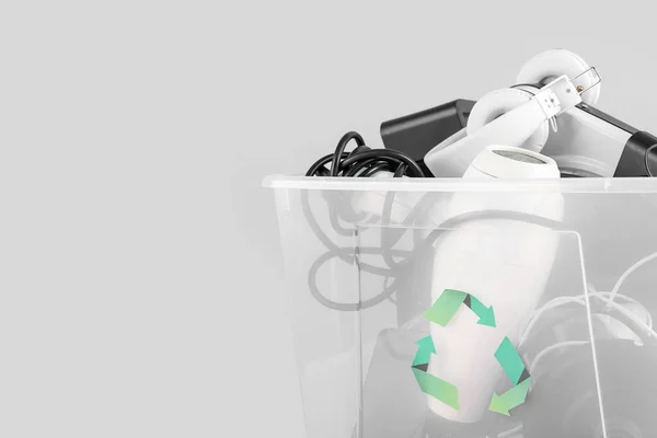 Papelera Reciclaje Con Diferentes Electrodomésticos Sobre Fondo Gris — Foto de Stock